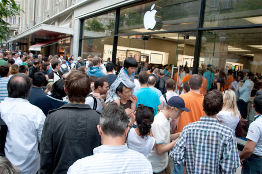 apple-store-crowd-2