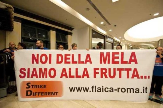 APPLE: PROTESTA STORE ROMA, NOI DELLA MELA SIAMO ALLA FRUTTA