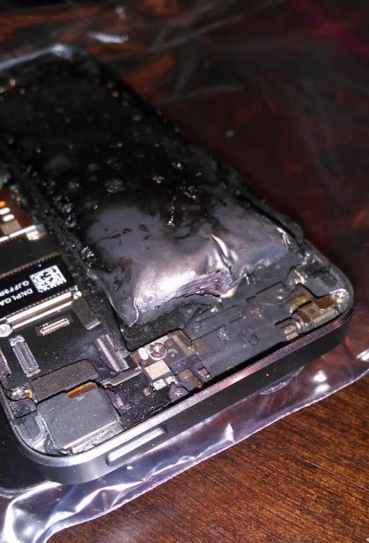 melted-iphone-5s-battery (1)