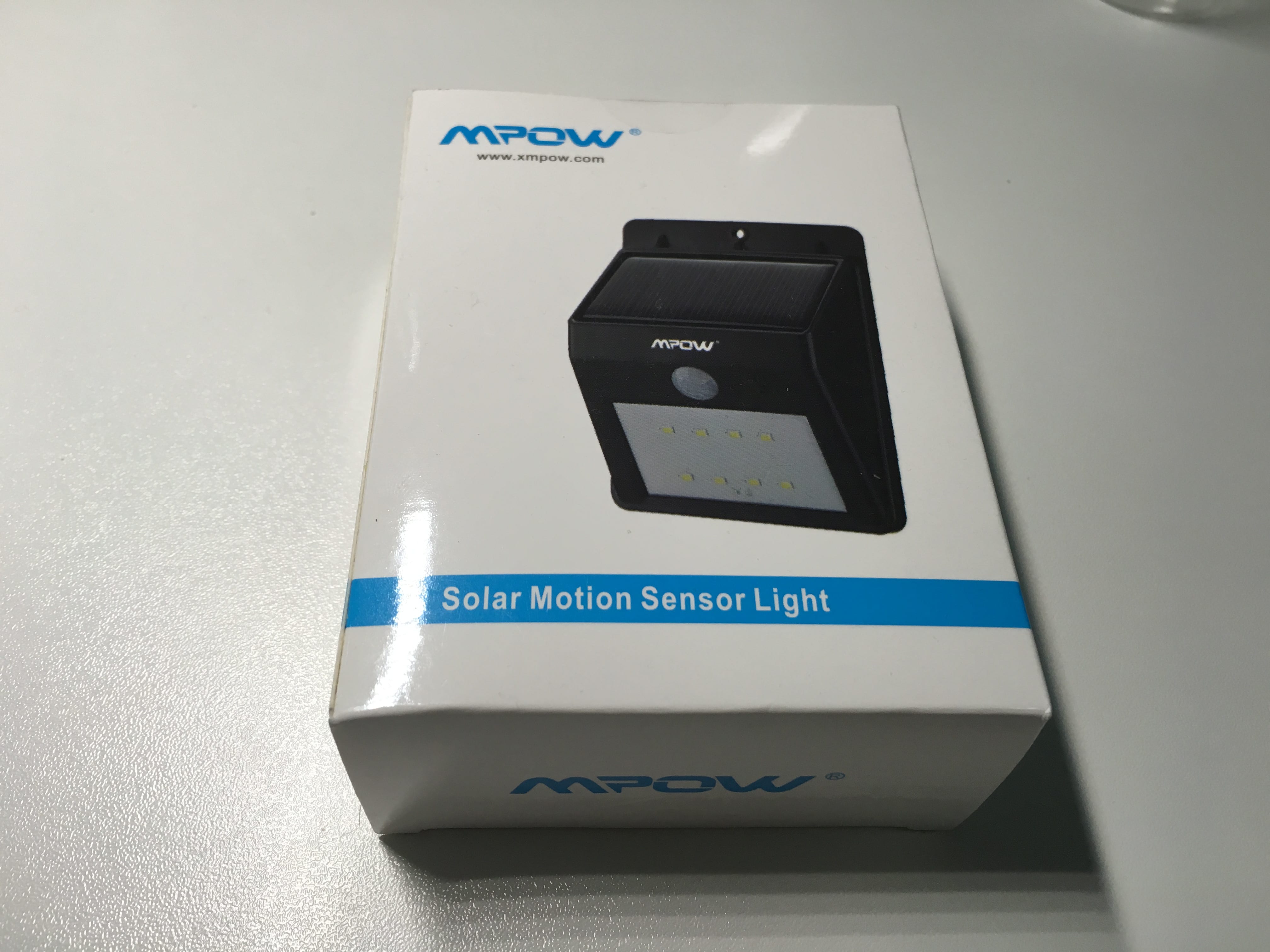 Lampada led potentissima, alimentata da energia solare con sensore ... Luci da giardino energia solare