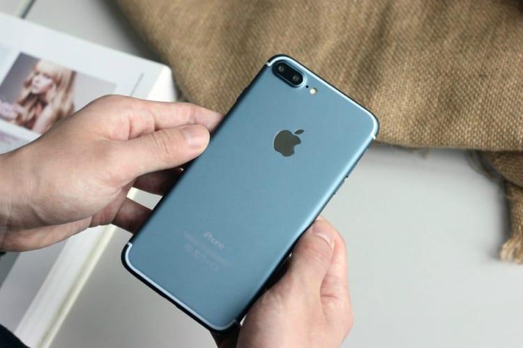 blue-iphone-7-plus-screen-turned-on-1