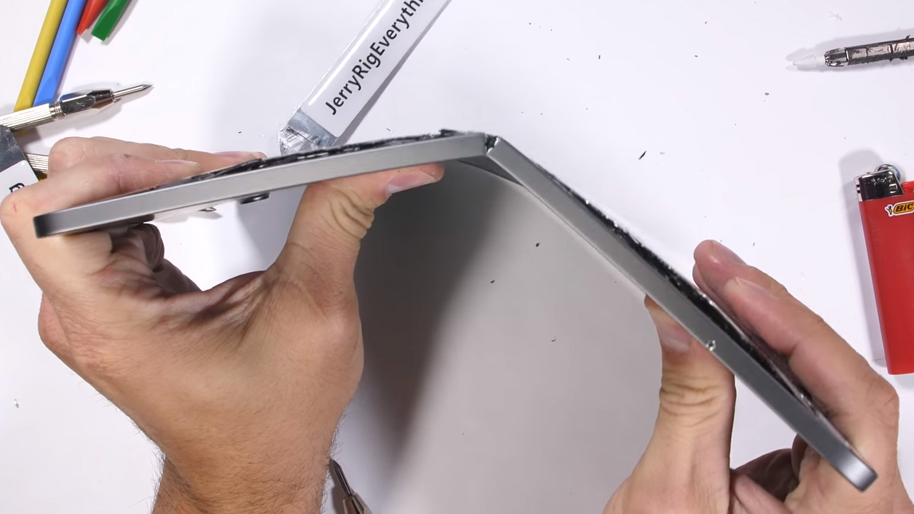 iPad Pro 2018 sottoposto ad un bend test