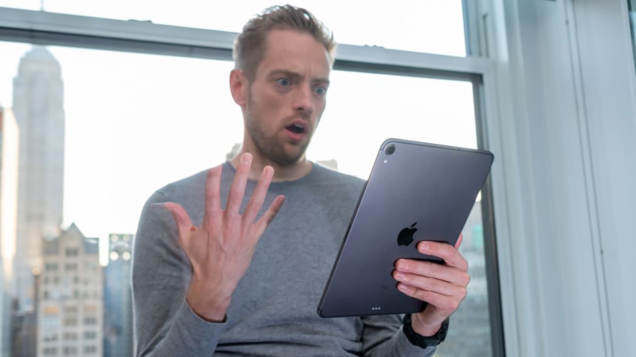 Un utente con il nuovo iPad Pro - TechRadar