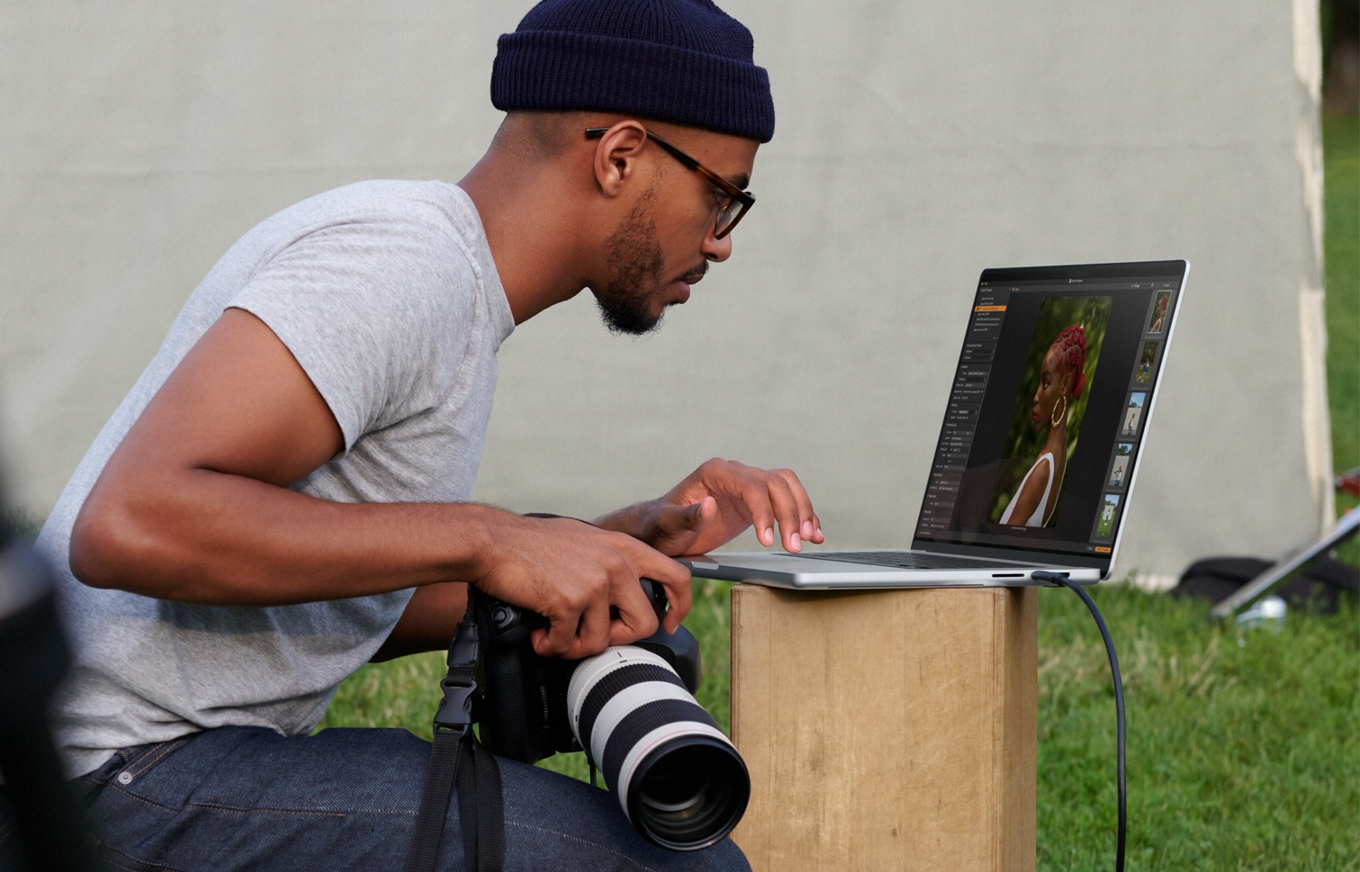 Un fotografo utilizza il suo MacBook Pro 2021