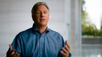 Phil Schiller mette in guarda gli utenti e gli sviluppatori sugli App Store alternativi
