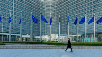 DMA: L'UE avvia indagini di non conformità su Apple, Meta e Google