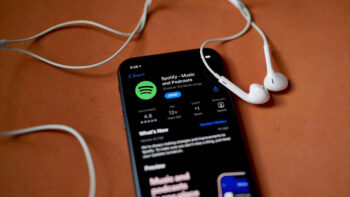 Apple contesta la multa di 1,8 miliardi di euro inflitta dall'UE a causa di Spotify