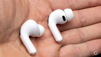 Gli AirPods Pro 3 feriscono le orecchie di alcuni utenti: nasce il “Bloodgate”
