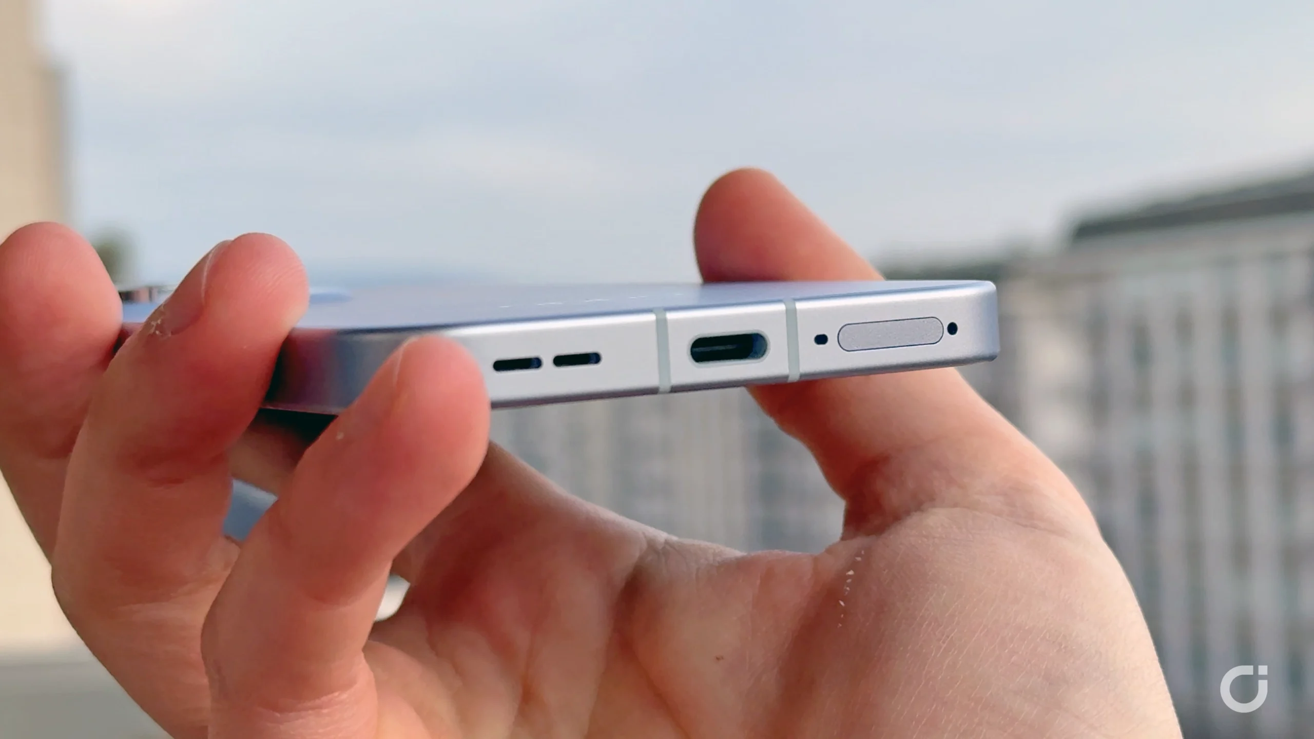 OPPO Reno 15 pro speaker, porta USB-C 2.0 e vano dual sim