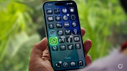 WhatsApp testa reazioni e menu con il design Liquid Glass su iOS